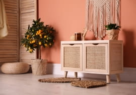 Koralowy kolor we wnętrzach: ściany i dodatki