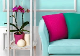 jako kwietnik można wykorzystać przedmiot służący do innych celów, np. taboret, półkę na książki, stolik