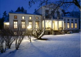 Dwór w Podstolicach w zimową