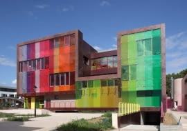 Bajecznie kolorowe centrum młodzieżowe wraz z kompleksem sportowym w podparyskim Saint-Cloud projekt KOZ