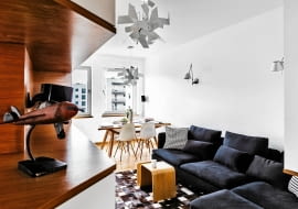 <B>Aleksander, prawnik z zawodu, a z zamiłowania pilot awionetki, chciał, by jego pasja znalazła wyraz w wystroju wnętrz. Patrząc na meble i dodatki nawiązujące do formy samolotu, nie ma wątpliwości, że projektantom udało się sprostać temu niecodziennemu wyzwaniu.</B> <BR />Pokój dzienny, tak jak i całe mieszkanie, został zaaranżowany minimalistycznie, ale nie bezosobowo, co w tym stylu często się zdarza. Dzięki elementom wystroju nawiązującym do lotniczej pasji gospodarza wnętrze nabrało osobistego charakteru.