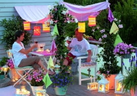 Romantyczna kolacja dla dwojga w blasku solarnych lampionów i migoczących płomyków świec.