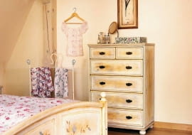 WNETRZA SYPIALNIA MEBLE STYLIZACJA DOROTA KARPINSKA FOT. RAFAL LIPSKI PUBLIKACJA CZTERY KATY NR 11 (169) - 11.2005 SLOWA KLUCZOWE: WNETRZA MEBLE