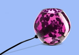 <B>Dekoracyjne lampy wyczarują we wnętrzu klimat sprzyjający relaksowi. Jednocześnie są efektownymi ozdobami, przykuwającymi uwagę materiałem, kolorem i formą.</B> <BR >LAMPA STOŁOWA. Knubbig, szkło, wys. 11 cm, 29,99 zł, IKEA