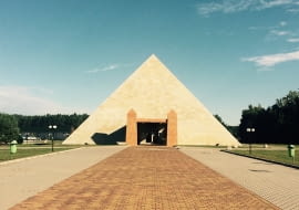 Od kiczu aż cisną się łzy do oczu. Nie wiadomo tylko, czy z płaczu czy ze śmiechu. Okazuje się, że nad Wisłą piramidy nie wyszły z mody! Piramida Horusa znajduje się we wsi o wdzięcznej nazwie Poźrzadło w okolicach Świebodzina (tak, to tu stoi też gigantyczny Chrystus). W środku urządzane są wesela, przyjęcia i spotkania biznesowe. Na co dzień czynna jest również restauracja.