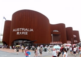 Australia. Wielka struktura zaprojektowana przez formy Wood Marsh i Think!OTS przypomina rdzawym kolorem i kształtem jedną z największych atrakcji turystycznych Australii, obiekt z listy światowego dziedzictwa UNESCO - górę Uluru. Skojarzenie to nie jest jednak dosłowne i w ramach grupy pawilonów, odnoszących się do zabytków lub krajobrazów krajów Australia zdecydowanie prowadzi. Z naturalnej inspiracji powstał wysokiej klasy projekt świetnej architektury.