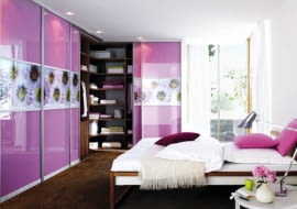 SYSTEM I PROFILE ALUMINIOWE. Nadruk fotograficzny na szklanych frontach jest nowością na rynku. Może to być wstawka wys. 60 cm lub nadruk na całej powierzchni. Na zdjęciu: szafa z frontami ze szkła lacobel, z grafiką MG02, profile aluminiowe; dwa skrzydła do szafy szer. 200 cm, wys. 250 cm, 2900 zł netto, Drzwi Przesuwane