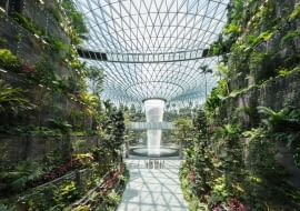 Nowa część lotniska Jewel Changi Airport w Singapurze. Proj. Safdie Architects.