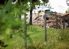 j27.06.2011 LODZ , ZABYTKWY DWOREK ZBURZONY NA ULICY ZGIERSKIEJ 213 .FOT. MARCIN STEPIEN / AGENCJA GAZETA