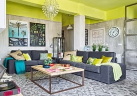 Oryginalne mieszkanie w industrialnym stylu - salon.