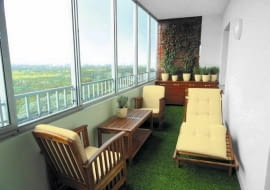 Zabudowa balkonów. Ten balkon ma na całej długości zamontowane okna. Gdy jest ciepło - można go wietrzyć. Zainstalowane ogrzewanie pozwala na uprawę roślin i odpoczynek tu także zimą