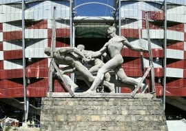 Rzeźba "Sztafeta" przed Stadionem Narodowym - relikt dawnego stadionu