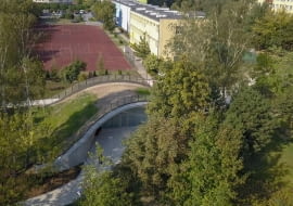 Toaleta miejska ukryta w sztucznym zielonym wzgórzu w Płocku. Projekt w ramach Konkursu Koło
