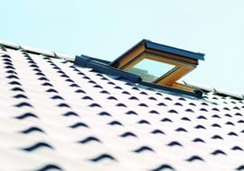 Okna połaciowe zapewniają dużo światła - do 40% więcej niż tej samej wielkości okna w lukarnach. Odpowiednio osadzone i uszczelnione są tak samo szczelne jak okna montowane pionowo.