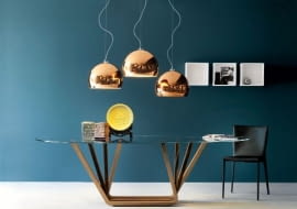 Szarość rządzi w modzie, zaczyna też rozdawać karty we wnętrzach. Jeśli jednak boisz się, że szare wnętrze będzie smutne, rozjaśnij je miedzianym dodatkiem. Tak jak w tej stylizacji firmy Cattelan Italia.