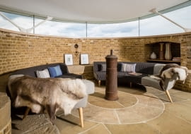 W starej wieży obronnej urządzili niewiarygodne mieszkanie