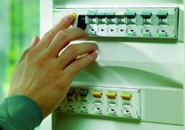 Rozdzielnica zawiera aparaty służące do rozdziału, a także łączenia obwodów, urządzenia sterownicze oraz zabezpieczenia. Z jednej strony przyłącza się do niej kabel poprowadzony od skrzynki z licznikiem, a z drugiej - obwody