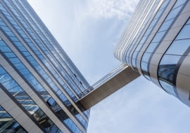 Wśród wyróżników zrealizowanych budynków Fabryczna Office Park na uwagę z pewnością zasługują zaokrąglone narożniki wykonane ze szkła.