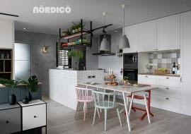 Pomysł na kuchnię skandynawską z wyspą obudowaną ścianką pokrytą prostymi, białymi płytkami ceramicznymi.