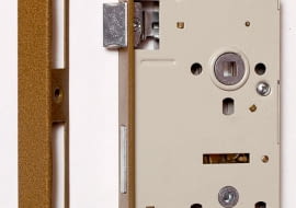 15.07.2004 WARSZAWA DLA MIESIECZNIKA CZTERY KATY KROK PO KROKU WYMIANA ZAMKA I KLAMEK W DRZWIACH 1. NARZEDZIA I MATERIALY WYKONANIE: BOGDAN ROZBICKI FOT. LUKASZ ZANDECKI / AGENCJA GAZETA PUBLIKACJA CZTERY KATY NR 9 (155) - 9.2004