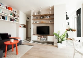 Funkcjonalny podział niewielkiego mieszkania. Tak mieszka para w Warszawie