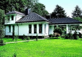 Rozbudowana bryła wymaga dużej działki i sprzyja zachowaniu ludzkiej skali domostwa