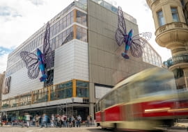 Máj Národni w Pradze z rzeźbami Davida Cernego