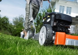 Kosiarka wymaga przed sezonem oczyszczenia i naostrzenia. W spalinowych trzeba dodatkowo wymienić olej i świece