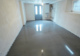 gotowa, wyrównana i płaska powierzchnia podłogi po zastosowaniu masy samopoziomującej