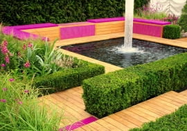 O uroku tego ogrodowego zakątka decyduje oszczędna geometria kształtów wszystkich elementów, oryginalny dobór barw i plusk fontanny.