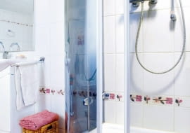 15.04.2007 WARSZAWA WYMIANA USZCZELKI W KABINIE PRYSZNICOWEJ DLA CZASOPISMA CZTERY KATY FOT. ARKADIUSZ SCICHOCKI / AGENCJA GAZETA