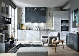 SUBTELNIE OZŁOCONE. Eleganckie szarości nabrały blasku dzięki złotym i srebrnym dodatkom, użytym w odpowiedniej proporcji. Na zdjęciu kuchnia na wymiar Senso Kitchens, 43rd Luvak Avenue.