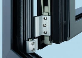 Gdy tylko jedno skrzydło okienne nie domyka się, najczęściej wystarczy wyregulować okucie