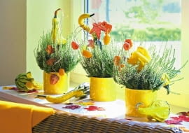 Jesienny parapet, a na nim wesoła rytmiczna kompozycja z kwitnących wrzosów , dyni ozdobnej, owoców kumkwatu i miechunki.