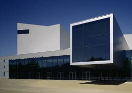 Jedna z najpiękniejszych sekwencji w 'Quantum of Solace' rozgrywa się w minimalistycznym budynku opery (Festspielhaus) w Bregencji w Austrii. Obiekt z lat 80. przebudowano w 2006 roku według projektu pracowni Dietrich Untertrifaller