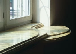 Dość nietypowy kształt parapetu marmurowego - poniżej płyty głównej wykonano zaokrągloną półkę