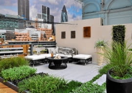 Znakiem firmowym tarasu jest umocowany do barierki ogromny ekran z laminatu (po lewej).