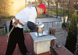 Nasadę obrotową z silnikiem elektrycznym montuje się na wylocie kanału wentylacyjnego