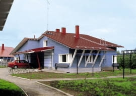 Odnowiony farbami dach pokryty blachą płaskią