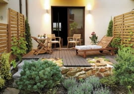 Projekty ogrodów. Mały ogród jak nastrojowy obraz. Jeśli ogród jest głównie miejscem wytchnienia po pracy, warto pomyśleć o odpowiednim oświetleniu, aby miło było tam posiedzieć także wieczorami