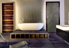 Po lewej drzwi wykończone fornirem z drewna palisander, a po prawej z okleiną imitującą kamień, z jego naturalną, nierówną powierzchnią