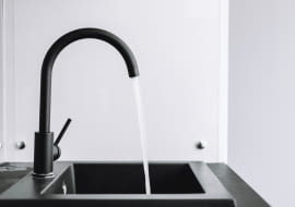 Jak wymienić starą baterię zlewozmywakową? Wiesław Skiba kontra cieknący kran