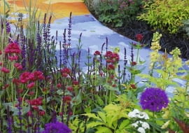 OGROD , KOLOR W OGRODZIE , KOLOROWA SCIEZKA WSPOLGRA Z KOLORAMI KWIATOW NA RABATACH FOT. LILIANNA SOKOLOWSKA PUBLIKACJA OGRODY NUMER SPECJALNY 1/2011 - 50 SPOSOBOW NA PIEKNY OGROD - 5 2011 SLOWA KLUCZOWE: OGROD RABATA NAWIERZCHNIA ROSLINA KWIAT ZDJĘCIE DO WKŁADKI: PUBLIKACJA OGRODY NUMER SPECJALNY 1/2011 - 50 SPOSOBOW NA PIEKNY OGROD - CZASOPISMA