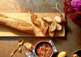 1KUCHNIA HISZPANSKA , POTRAWA - GRILLOWANE KREWETKI Z SALSA Z BAKLAZANA , SKLADNIKI : BAKLAZAN , POMIDORY , PEPPERONI , CEBULA , KREWETKI TYGRYSIE , SOK Z CYTRYNY , KOLENDRA , OLIWAPRZEPISY EWA WAGNERSTYLIZACJA JOANNA WOYDAFOT. LUKASZ KOZYRA / MIOD MALINA STUDIOPUBLIKACJA KUCHNIA NR 8 (258) - 8 2016