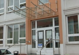 Makabryła: daszek nad wejściem do koszalińskiego ratusza