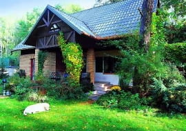 Duża działka letniskowa w pięknej okolicy od lat urzekała jej właścicieli niepowtarzalnym klimatem. W końcu zbudowali na niej dom idealnie wtopiony w krajobraz