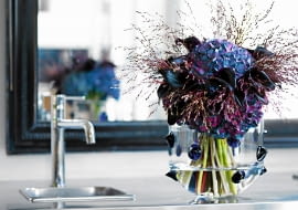 Bukiet z okazji urodzin, imienin, wizyty zawsze jest mile widziany. Kwiatową kompozycję można przygotować samemu lub zamówić wiązankę w kwiaciarni. A że kwiatów mamy ogromny wybór, nie musimy się ograniczać tylko do gatunków sezonowych. Bo sezon trwa teraz przez cały rok! <BR /> BUKIETY. Pani hortensja. Delikatna, pastelowa (biała, różowa, błękitna), lub ciemna i mroczna (fioletowa). Równie dobrze jak świeże kwiaty wyglądają suche kwiatostany. ROŚLINY UŻYTE W KOMPOZYCJI: hortensja, kalie i trawy ozdobne.