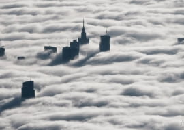 Warszawa we mgle. Niezwykłe zdjęcia z lotu ptaka