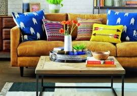 Złota jesień - takie skojarzenie budzi wybór barw w tym wnętrzu. Niestraszna w nim zima, gdyż kolorystyka syci oczy, a poduszki na kanapie obiecują wypoczynek.