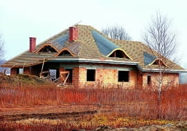 Lukarny to efektowne detale architektoniczne, ale też kosztowny sposób doświetlenia poddasza